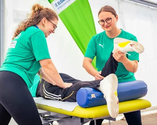 Die Physiotherapeuten des Zentrum für Prävention, Therapie, Rehabilitation und sportmedizinische Diagnostik der St. Elisabeth Gruppe behandeln die teilnehmenden Sportler bei den „Tagen der Überflieger“.