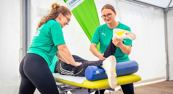 Die Physiotherapeuten des Zentrum für Prävention, Therapie, Rehabilitation und sportmedizinische Diagnostik der St. Elisabeth Gruppe behandeln die teilnehmenden Sportler bei den „Tagen der Überflieger“.