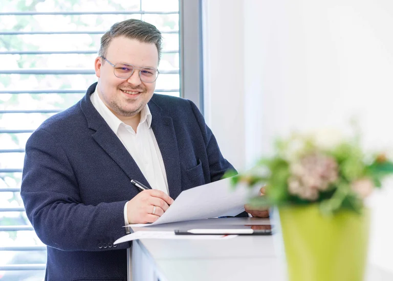 Pflegedienstleitung Andreas Kowalski koordiniert Dienste.