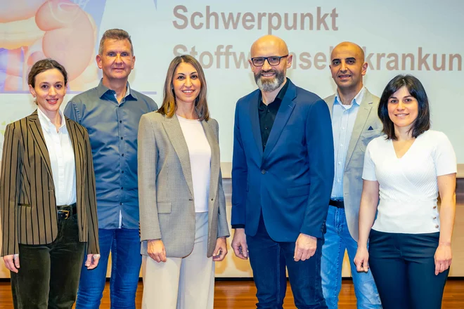 Begrüßten die Teilnehmer der Fachveranstaltung „Internistische Allgemeinmedizin – Schwerpunkt Stoffwechselerkrankung“ des St. Anna Hospital Herne: Dr. Panagiota Zgoura (3. v. l.), Chefärztin der Klinik für Innere Medizin, und Dr. Viktor Rempel (3. v. r.), Chefarzt der Klinik für Gastroenterologie, gemeinsam mit weiteren Experten.