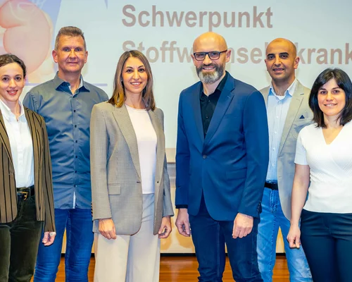 Begrüßten die Teilnehmer der Fachveranstaltung „Internistische Allgemeinmedizin – Schwerpunkt Stoffwechselerkrankung“ des St. Anna Hospital Herne: Dr. Panagiota Zgoura (3. v. l.), Chefärztin der Klinik für Innere Medizin, und Dr. Viktor Rempel (3. v. r.), Chefarzt der Klinik für Gastroenterologie, gemeinsam mit weiteren Experten.