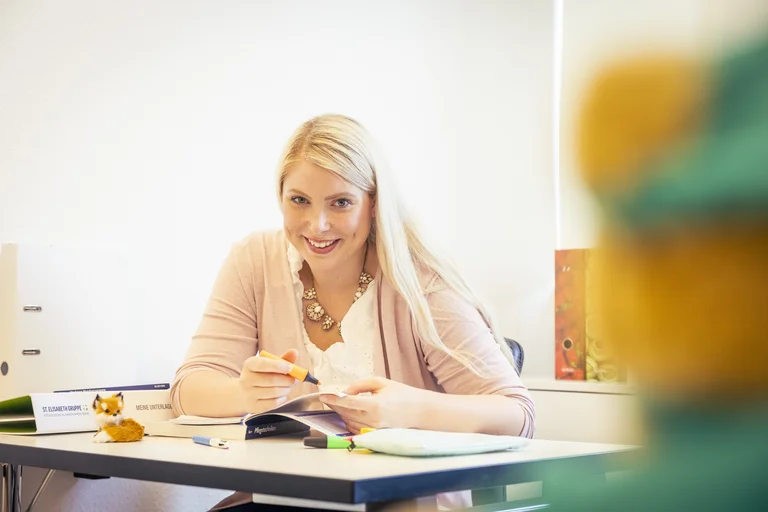 Examensanwärterin Isabell Guhl beim Lernen
