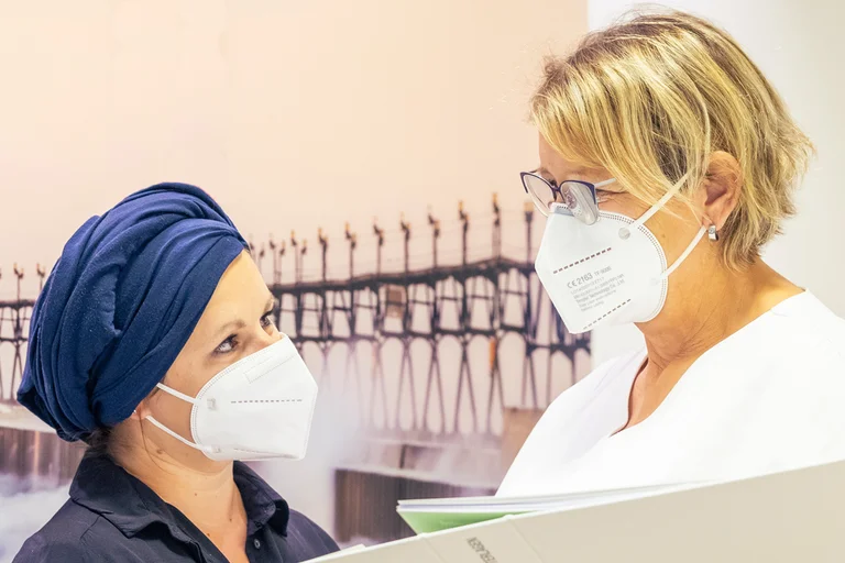Breast Care Nurse Elke Röder berät eine Patientin