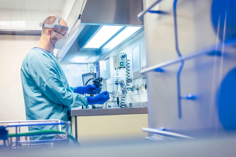 Zur Wiederaufbereitung gehört auch die Reinigung des Endoskops, damit für den nächsten Patienten alles bereit ist.