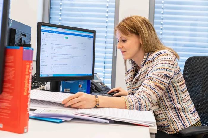 junge Pflegewissenschaftlerin am Arbeitsplatz bei der Recherche