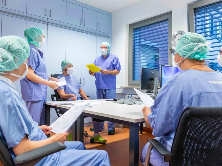 OP-Leitung Michael Kettler in der Rücksprache mit seinem Team
