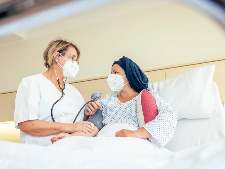 Breast Care Nurse Elke Röder am Patientenbett