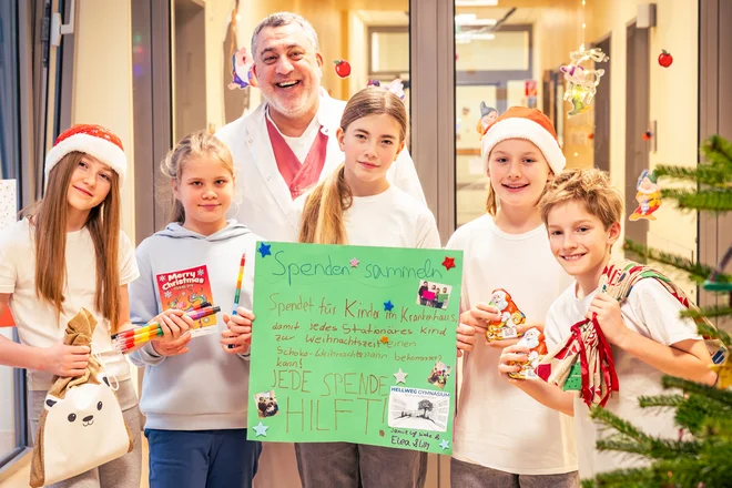 Dr. Bahman Gharavi (hinten), Chefarzt der Kinder- und Jugendklinik des Marien Hospital Witten, begrüßte die Kinder auf der Station der Kinder- und Jugendklinik (v. l . n. r.): Elea Sophie, Patientin Clara, Lilly Marie, Jamie Luis und Sönke.