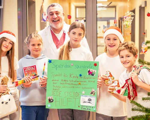 Dr. Bahman Gharavi (hinten), Chefarzt der Kinder- und Jugendklinik des Marien Hospital Witten, begrüßte die Kinder auf der Station der Kinder- und Jugendklinik (v. l . n. r.): Elea Sophie, Patientin Clara, Lilly Marie, Jamie Luis und Sönke.