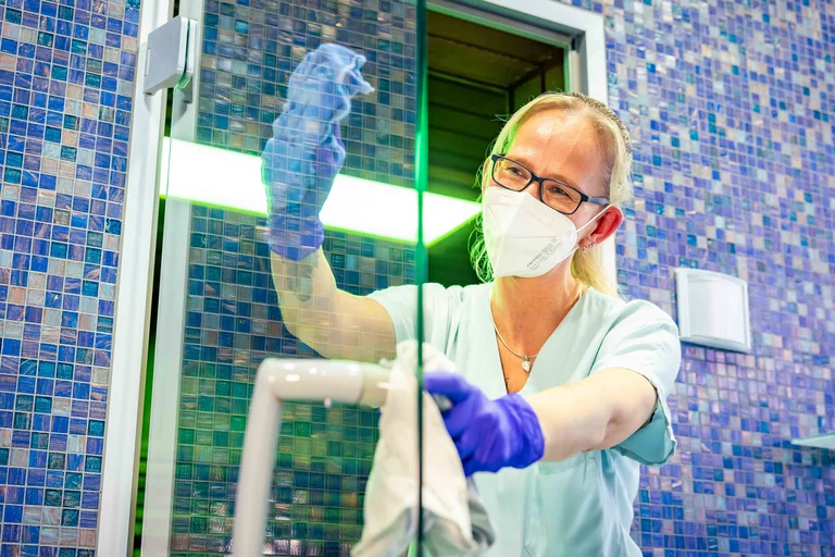 Diana Hoffmanns Aufgabe ist die Reinigung des Schwimmbads.