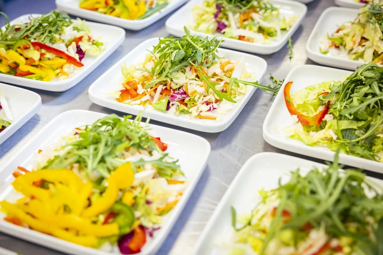 Verpflegung: Salat in der Küche