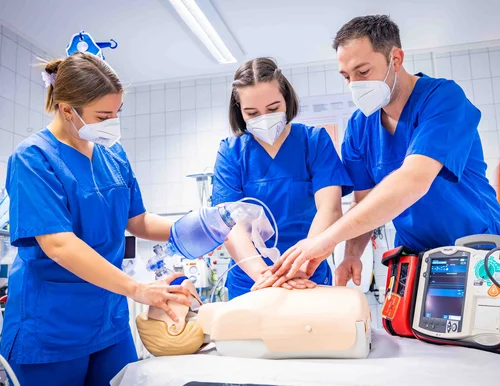 Fortbildung an medizinischer Puppe