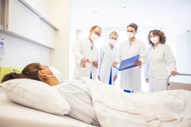 Assistenzarzt Innere Medizin gemeinsam mit Kollegen bei der Visite