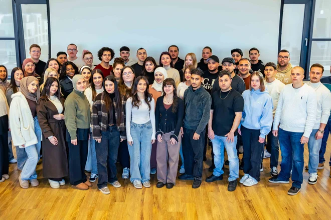 56 angehende Pflegefachkräfte beginnen ihre Ausbildung in der St. Elisabeth Gruppe – Katholische Kliniken Rhein-Ruhr.