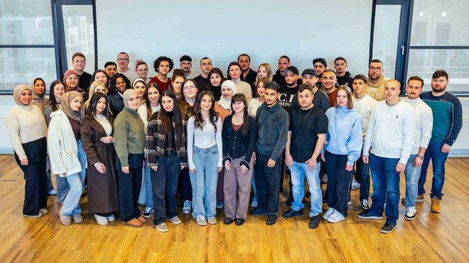 56 angehende Pflegefachkräfte beginnen ihre Ausbildung in der St. Elisabeth Gruppe – Katholische Kliniken Rhein-Ruhr.