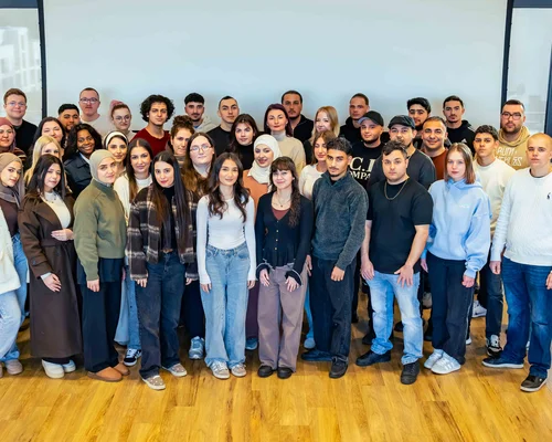 56 angehende Pflegefachkräfte beginnen ihre Ausbildung in der St. Elisabeth Gruppe – Katholische Kliniken Rhein-Ruhr.