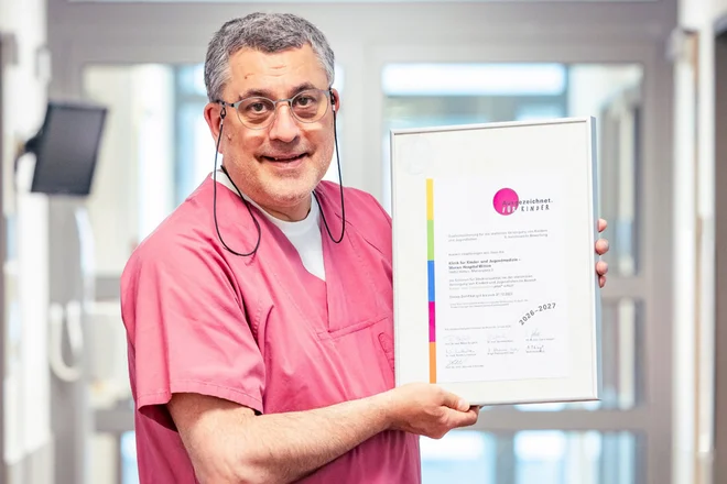 Dr. Bahman Gharavi, Chefarzt der Kinder- und Jugendklinik des Marien Hospital Witten, freut sich über die erneute Zertifizierung.