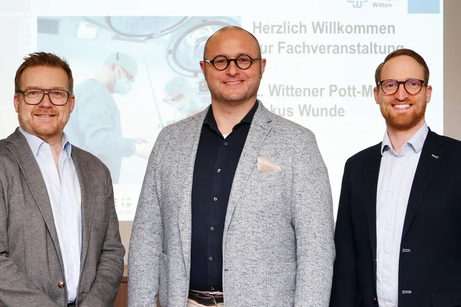 Priv.-Doz. Dr. Stephan Langer, Chefarzt der Klinik für Gefäßchirurgie, Prof. Dr. Dr. Heiko Sorg, Chefarzt der Klinik für Plastische, Rekonstruktive und Ästhetische Chirurgie des Marien Hospital Witten und Dr. Lars Hendricks, Leitender Oberarzt der Klinik für Plastische, Rekonstruktive und Ästhetische Chirurgie.