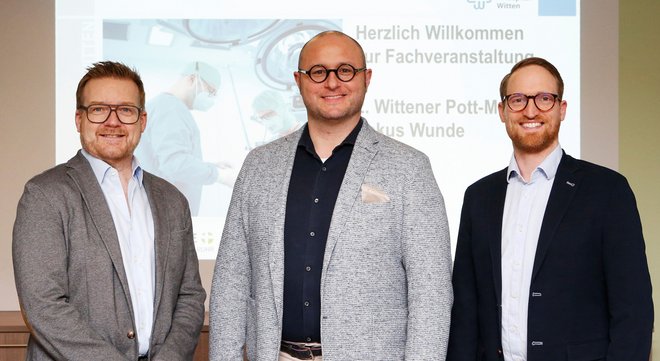 Priv.-Doz. Dr. Stephan Langer, Chefarzt der Klinik für Gefäßchirurgie, Prof. Dr. Dr. Heiko Sorg, Chefarzt der Klinik für Plastische, Rekonstruktive und Ästhetische Chirurgie des Marien Hospital Witten und Dr. Lars Hendricks, Leitender Oberarzt der Klinik für Plastische, Rekonstruktive und Ästhetische Chirurgie.