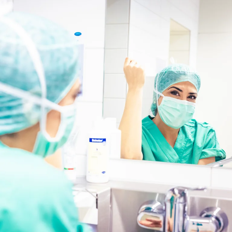 Ärztin des Marien Hospital Herne desinfiziert ihre Hände