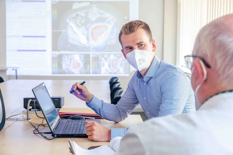 Gemeinsam mit den behandelnden Ärzten bespricht Moritz Budde die Bestrahlungspläne und -ergebnisse.