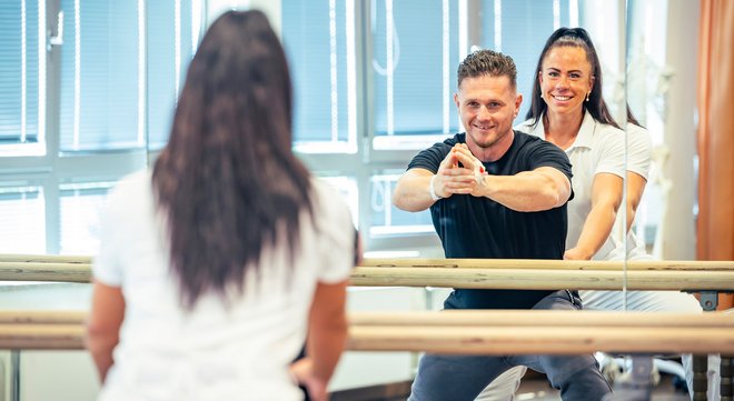 Chiara Kuehn, Physiotherapeutin, unterstützt einen Patienten