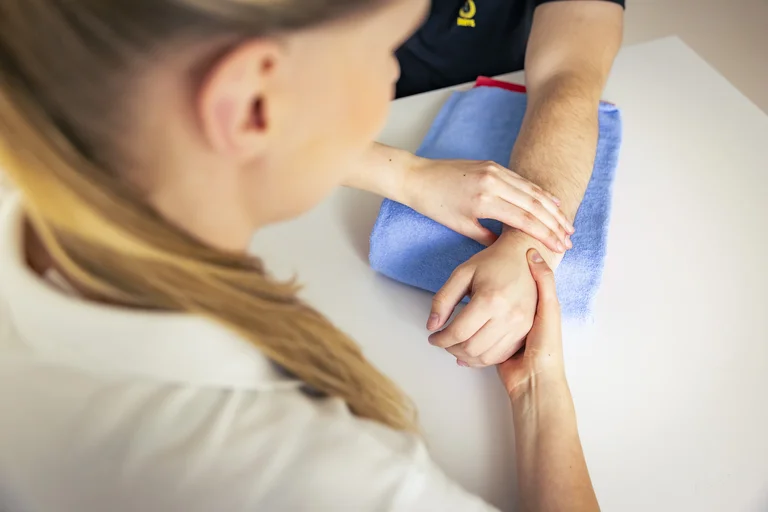 Ergotherapeutin Inga Riemenschneider macht eine Weiterbildung zur Handtherapeutin