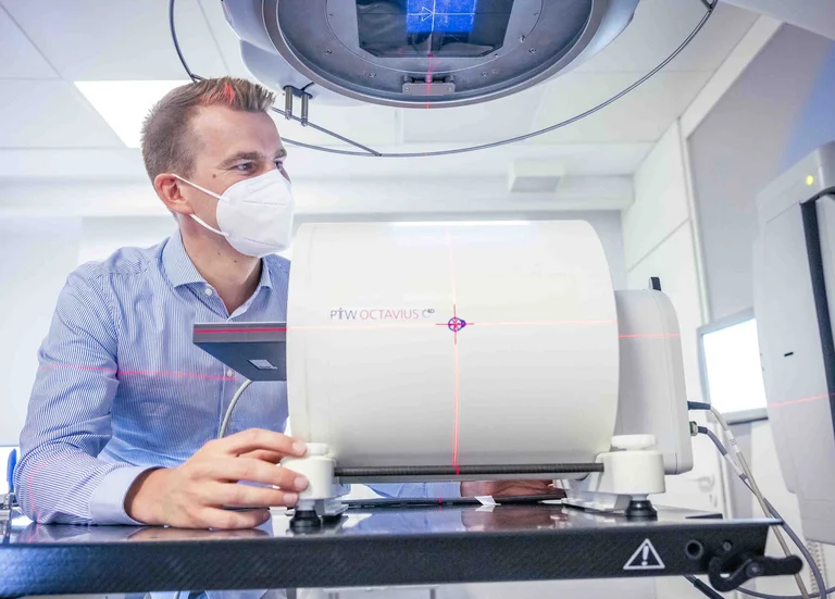 Bevor der Linearbeschleuniger zur Bestrahlung von Patienten eingesetzt wird, muss dieser täglich überprüft werden. Damit wird eine sichere Behandlung für Patienten und Mitarbeiter sichergestellt.