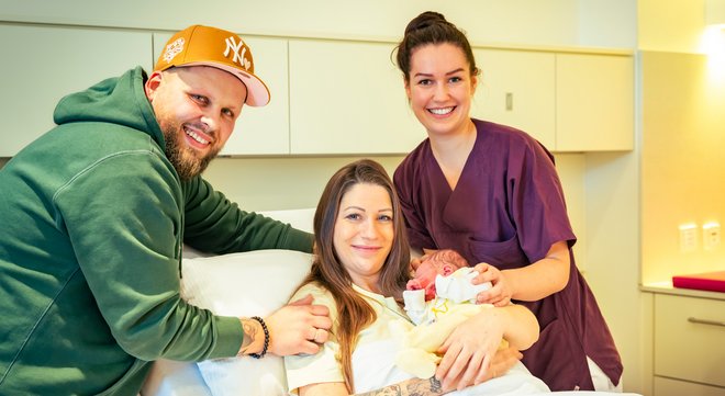 Vater Marc Mrowitzki (l.), Mutter Christina Mrowitzki mit ihrem Sohn Liano (Mitte) und Hebamme Sophie Ebbinghaus (r.) im Kreißsaal des St. Anna Hospital Herne.