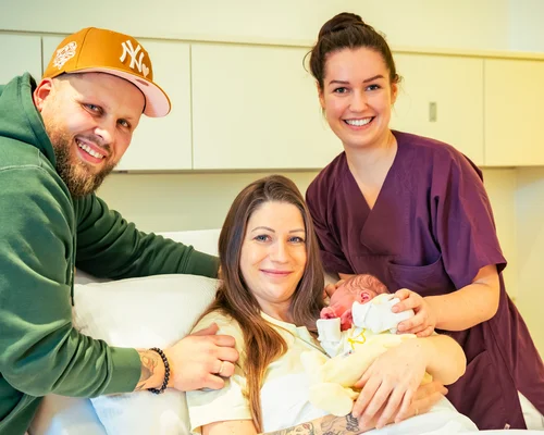 Vater Marc Mrowitzki (l.), Mutter Christina Mrowitzki mit ihrem Sohn Liano (Mitte) und Hebamme Sophie Ebbinghaus (r.) im Kreißsaal des St. Anna Hospital Herne.