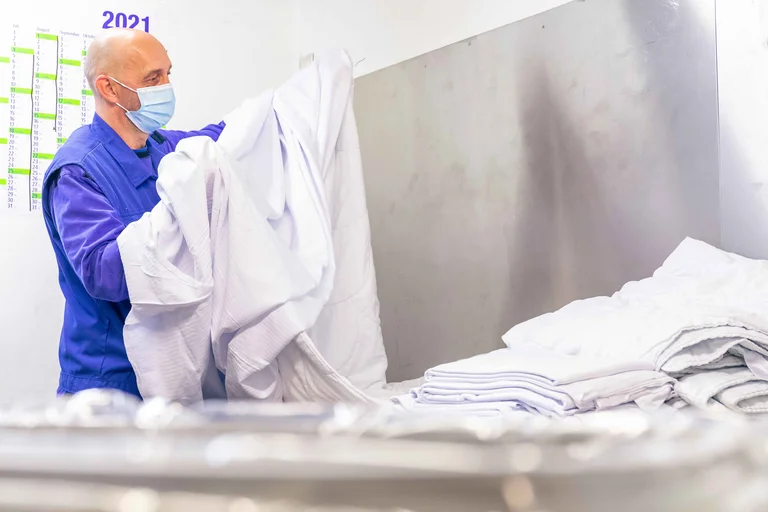 Die Vorbereitung der Bettwäsche gehört ebenfalls zum Arbeitsalltag des Hol- und Bringdienst.