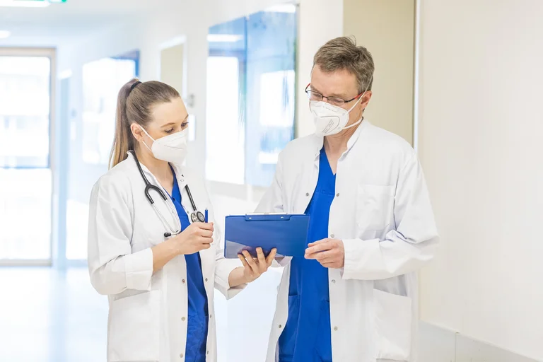 PJ-Studentin Anna Lutz im Austausch mit Oberarzt Dr. Johannes Schweinfurth nach der Patientenvisite