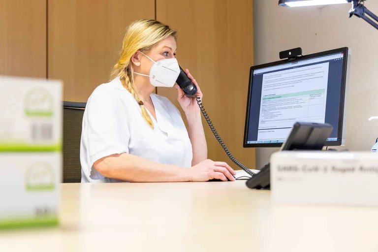 Von ihrem Schreibtisch aus ist Nicole Lurz Ansprechpartnerin für alle Mitarbeiter.