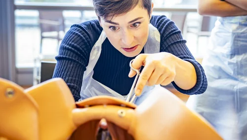 Assistenzärztin Gynäkologie trainiert am Modell