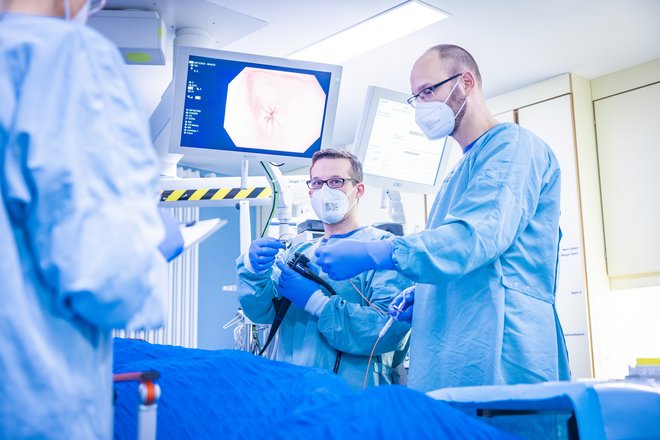 Fachweiterbildung Endoskopiepflege - Endoskopiepfleger bei der Endoskopischen Untersuchung