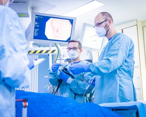 Fachweiterbildung Endoskopiepflege - Endoskopiepfleger bei der Endoskopischen Untersuchung
