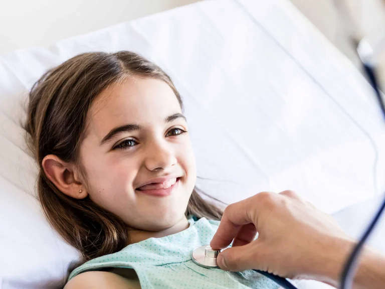 Mädchen wird von Ärztin untersucht