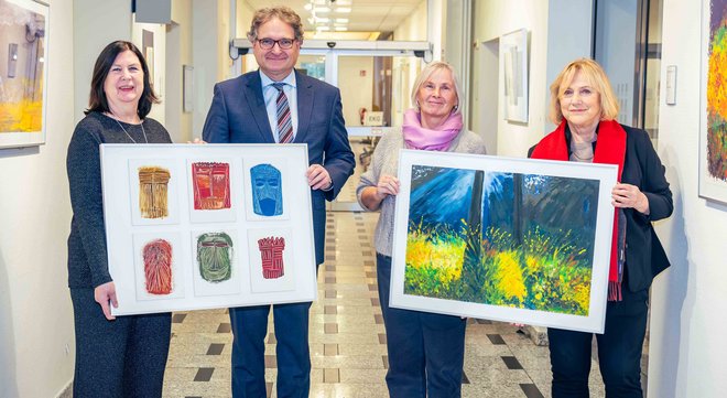 Dr. Peter W. Nyhuis, Chefarzt und Ärztlicher Direktor des St. Marien Hospital Eickel, begrüßte gemeinsam mit ehemaligen Kolleginnen der Künstlerin die Besucher der Ausstellungseröffnung in der Kunststation des St. Marien Hospital Eickel.