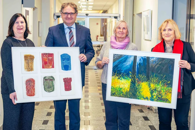 Dr. Peter W. Nyhuis, Chefarzt und Ärztlicher Direktor des St. Marien Hospital Eickel, begrüßte gemeinsam mit ehemaligen Kolleginnen der Künstlerin die Besucher der Ausstellungseröffnung in der Kunststation des St. Marien Hospital Eickel.