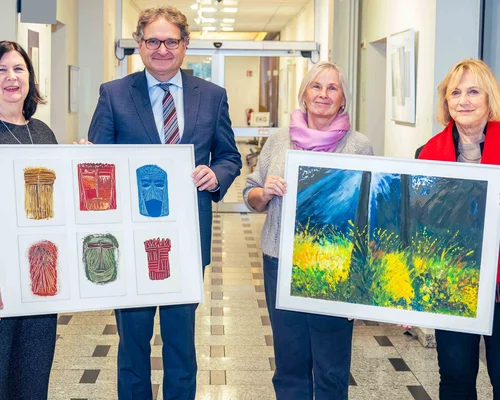 Dr. Peter W. Nyhuis, Chefarzt und Ärztlicher Direktor des St. Marien Hospital Eickel, begrüßte gemeinsam mit ehemaligen Kolleginnen der Künstlerin die Besucher der Ausstellungseröffnung in der Kunststation des St. Marien Hospital Eickel.