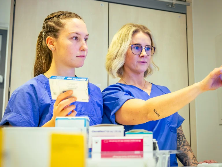 Mandy Ambrosi wird auf der Intensivstation von einer erfahrenen Kollegin eingearbeitet