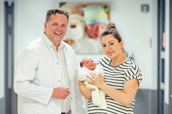 Prof. Dr. Sven Schiermeier, Chefarzt der Frauenklinik und Geburtshilfe des Marien Hospital Witten, freut sich über die Geburt von Emir, einem von 14 Babys, die am 25.06.2025 im Marien Hospital Witten zur Welt gekommen sind. 