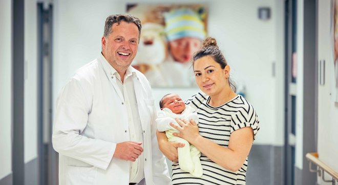 Prof. Dr. Sven Schiermeier, Chefarzt der Frauenklinik und Geburtshilfe des Marien Hospital Witten, freut sich über die Geburt von Emir, einem von 14 Babys, die am 25.06.2025 im Marien Hospital Witten zur Welt gekommen sind. 