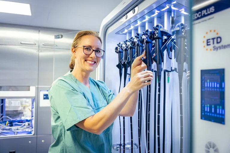 Endoskopiepflegerin mit Endoskopen