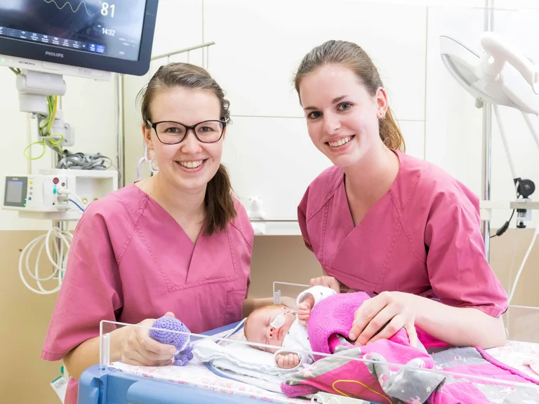 Mitarbeiterinnen und Säugling