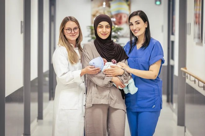 Mutter Canan Bartu mit ihrem Sohn Musa (m.), Hebamme Sofia Pina Catanzaro (r.) und Assistenzärztin Celina Dieckmann (l.) aus der Klinik für Frauenheilkunde und Geburtshilfe des Marien Hospital Witten.