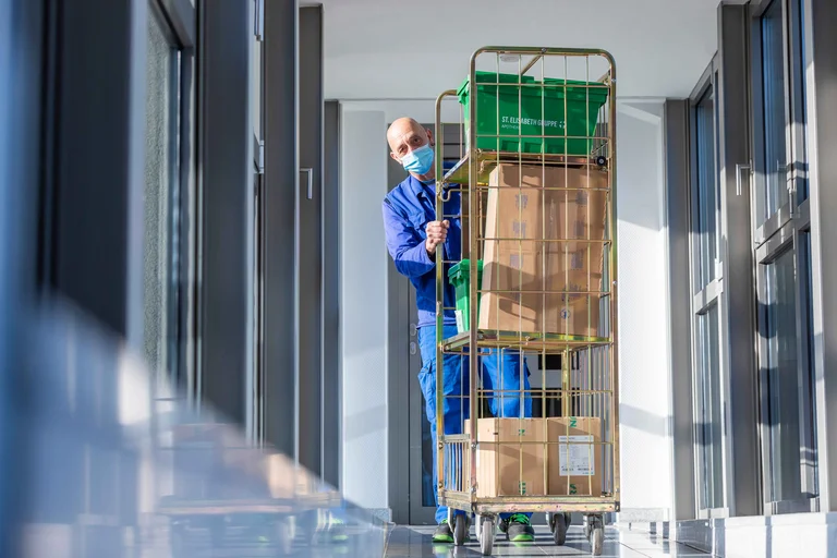 Hol- und Bringdienst im Krankenhaus: Jörg Berends holt in Wagen, was benötigt wird und bringt alles weg, was nicht mehr gebraucht wird. 