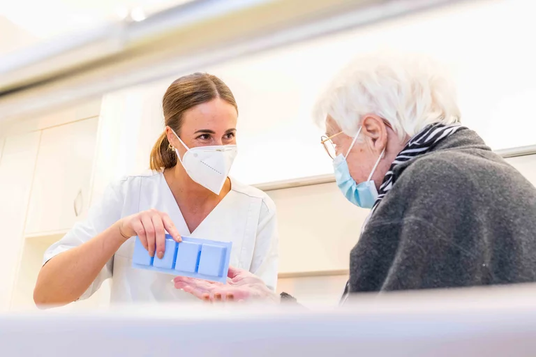 Anika Swiatkowski kümmert sich in ihrer Ausbildung besonders gerne um ältere Patienten