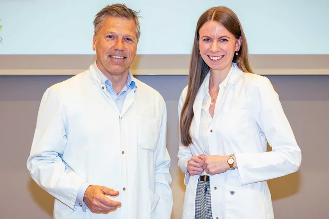 Prof. Dr. Clemens Tempfer (l.), Direktor der Klinik für Frauenheilkunde und Geburtshilfe, und Dr. Julia Hecken (r.), Assistenzärztin der Klinik für Frauenheilkunde und Geburtshilfe, informierten rund um das Thema Gebärmutterhalskrebs.