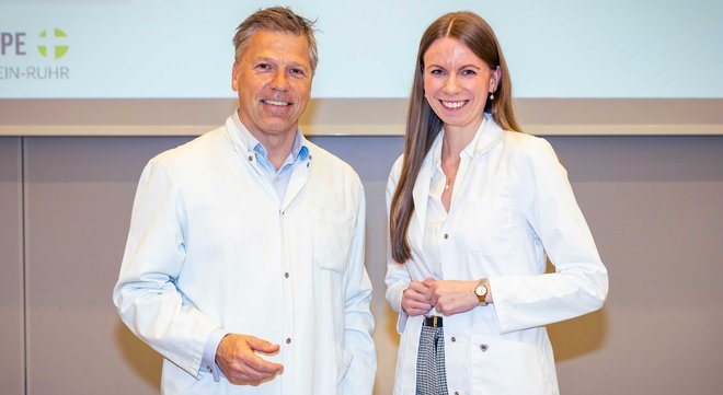 Prof. Dr. Clemens Tempfer (l.), Direktor der Klinik für Frauenheilkunde und Geburtshilfe, und Dr. Julia Hecken (r.), Assistenzärztin der Klinik für Frauenheilkunde und Geburtshilfe, informierten rund um das Thema Gebärmutterhalskrebs.